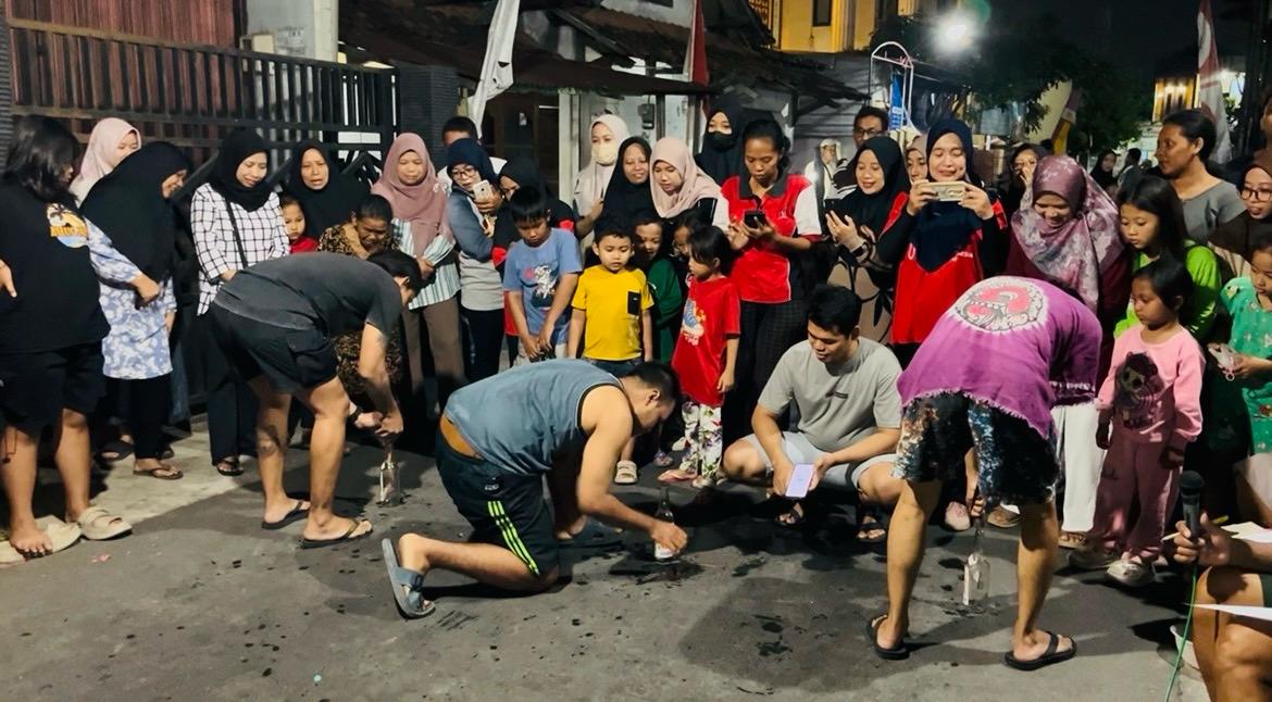 Memasukkan belut ke dalam botol-2